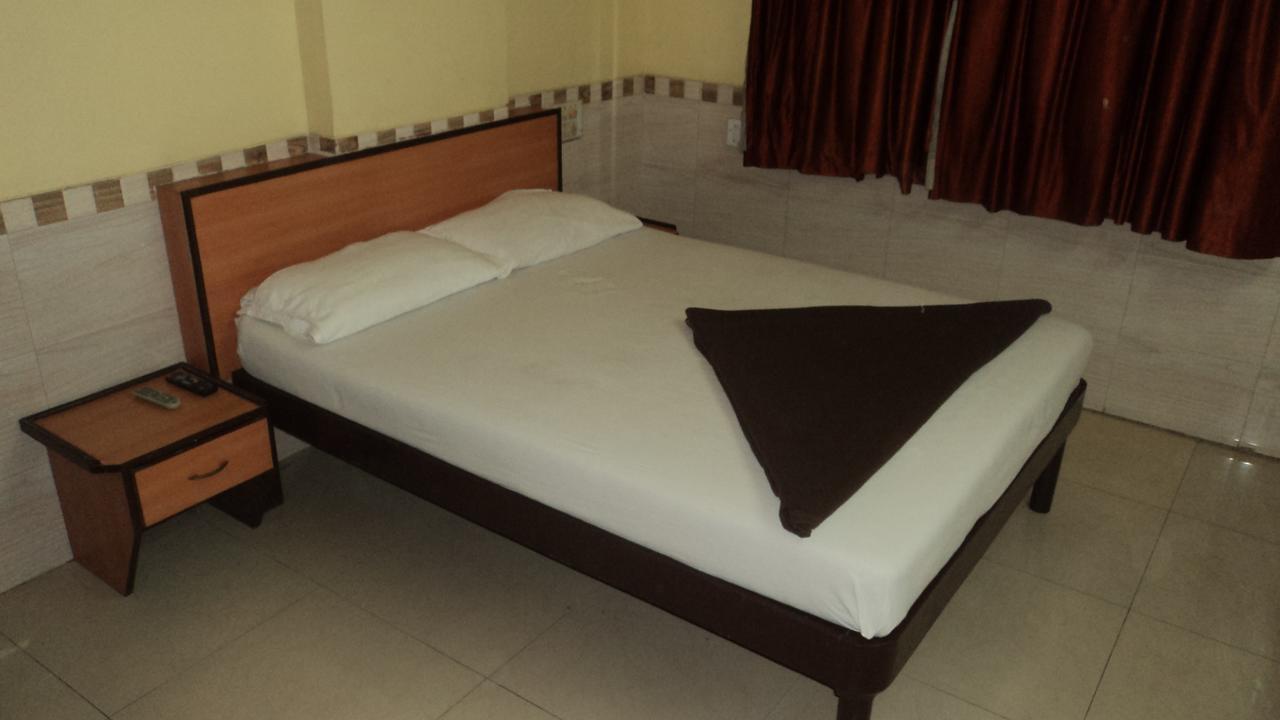 Girija Payyade Hotel Kalyān 外观 照片
