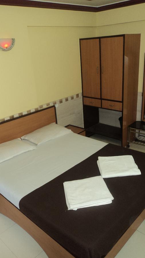Girija Payyade Hotel Kalyān 外观 照片