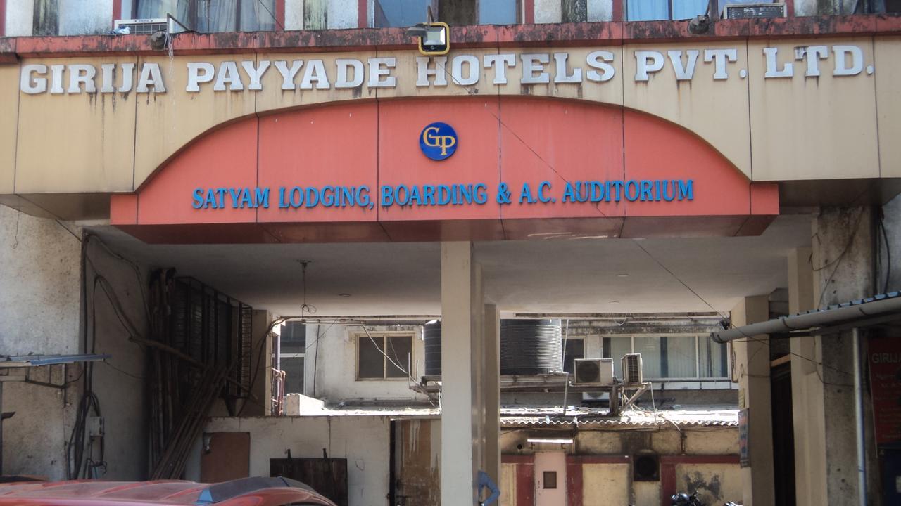 Girija Payyade Hotel Kalyān 外观 照片