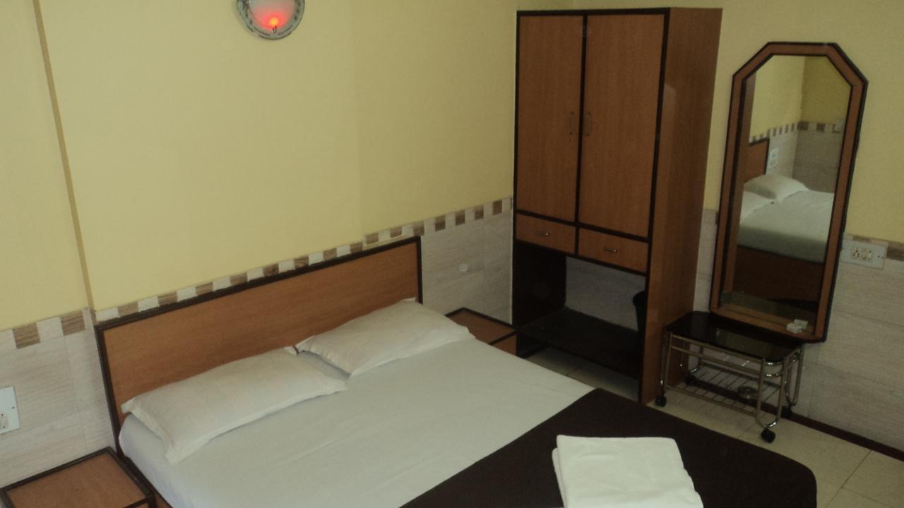 Girija Payyade Hotel Kalyān 外观 照片