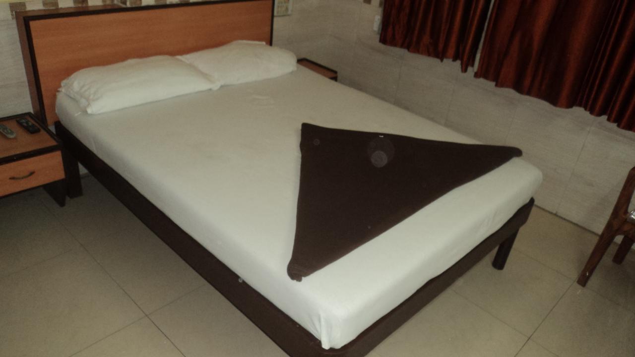 Girija Payyade Hotel Kalyān 外观 照片
