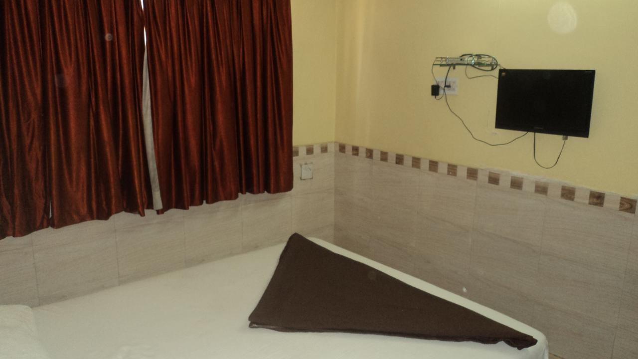 Girija Payyade Hotel Kalyān 外观 照片