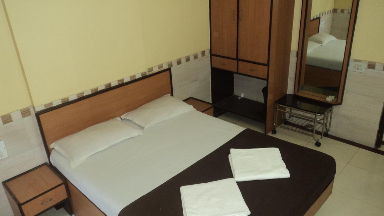Girija Payyade Hotel Kalyān 外观 照片