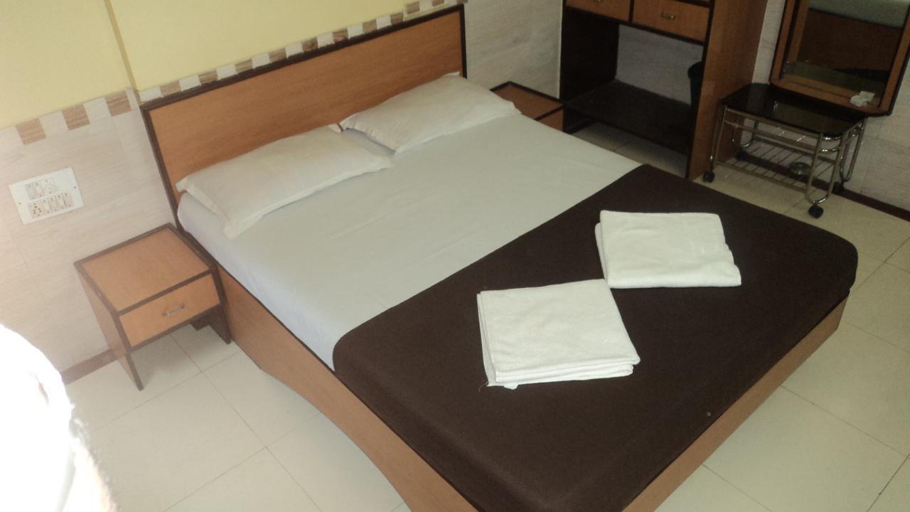 Girija Payyade Hotel Kalyān 外观 照片
