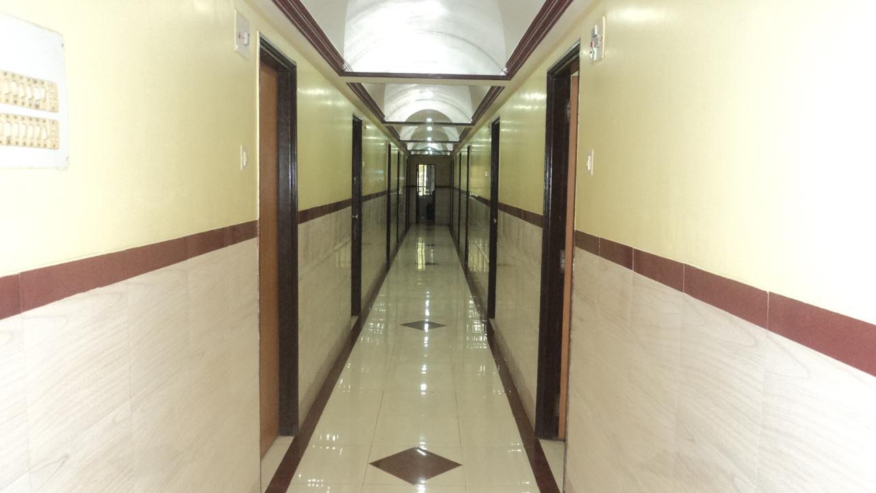 Girija Payyade Hotel Kalyān 外观 照片